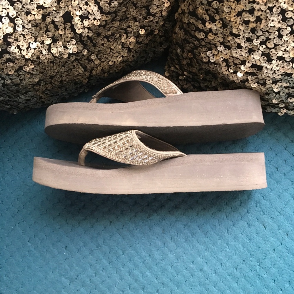 Skechers Women’s Taupe Rhinestone Wedge Thong Sandals, like new! Worn 1 Time! - Picture 3 of 4